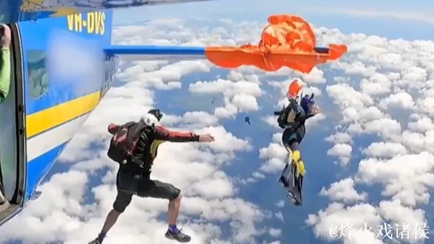 极限跳伞惊险：男子高空降落伞绳断裂